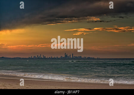 Lo skyline di Gold Coast City visto da una spiaggia a Coolangatta, Queensland, Australia. Il tramonto era spettacolare. Foto Stock