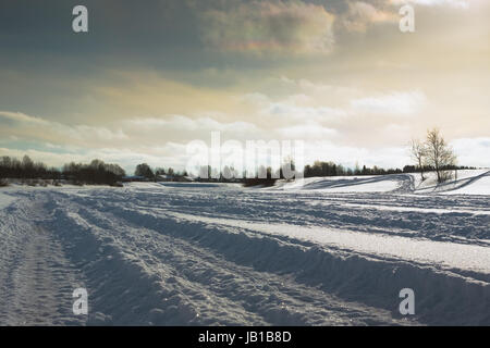 In sella ad una motoslitta sul fiume ghiaccio è uno sport popolare in inverno nel nord della Finlandia. Foto Stock