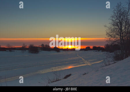 Il fiume ice è di fusione durante le calde giornate di primavera nel nord della Finlandia. È possibile vedere la motoslitta le vie chiaramente alla luce dell'impostazione su Foto Stock