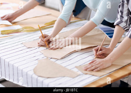 Due coppie di mani femminili modelli di tastatura Foto Stock