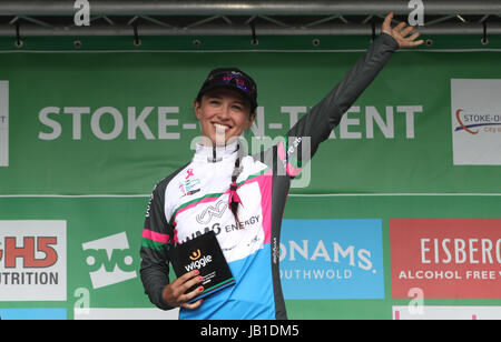 Muoversi ad alta5's Audrey Cordon Ragot celebra il ritegno della Skoda Regina delle Montagne jersey durante la fase due del Tour delle donne della Gran Bretagna da Stoke-on-Trent per Staffordshire. Foto Stock