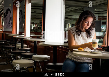 BUDAPEST, UNGHERIA - avril 19, 2016: Jegbufe - pasticceria nel centro di Pest, caffè e latte, via Petofi Foto Stock