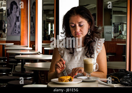 BUDAPEST, UNGHERIA - avril 19, 2016: Jegbufe - pasticceria nel centro di Pest, caffè e latte, via Petofi Foto Stock