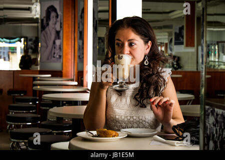 BUDAPEST, UNGHERIA - avril 19, 2016: Jegbufe - pasticceria nel centro di Pest, caffè e latte, via Petofi Foto Stock