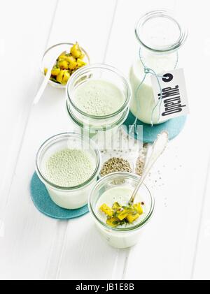 Il cetriolo - yogurt - gazpacho con rucola - mango - salsa Foto Stock