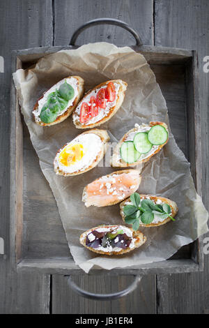 Crostinis fatti in casa con vari condimenti Foto Stock