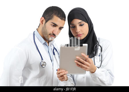 Arabo Saudita medici lavorano con una pastiglia isolato su uno sfondo bianco Foto Stock