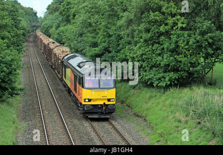 Un Cole locomotiva diesel passando attraverso Moore tirando un treno caricato con registri che sono destinati per la scheda chip di fabbrica a Chirk. Foto Stock