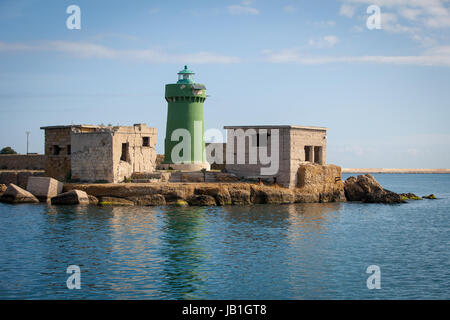 Faro verde all'entrata del porto Foto Stock