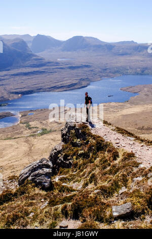 Scalatore su uno dei picchi di Stac Pollaidh, Inverpolly, Scozia. Foto Stock