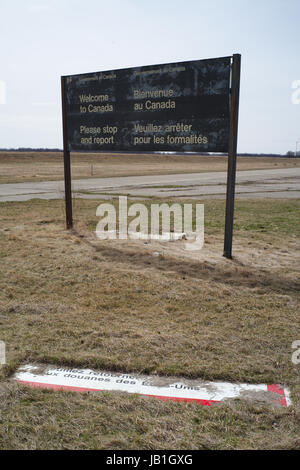 Arnaud de grave / le pictorium - Effetti del maggiore numero di ponticelli di confine alla frontiera USA/Canada nel Manitoba. - 18/04/2017 - Canada / manitoba - Emerson il confine. i punti principali per ponticelli di confine sono i vecchi post personalizzato e i binari del treno. La croce nel mezzo della notte. Foto Stock