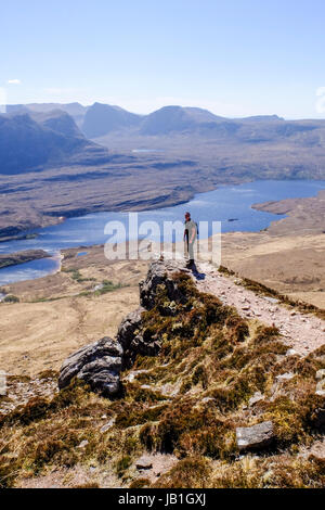 Scalatore su uno dei picchi di Stac Pollaidh, Inverpolly, Scozia. Foto Stock