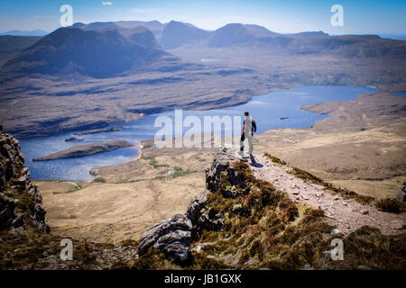 Scalatore su uno dei picchi di Stac Pollaidh, Inverpolly, Scozia. Foto Stock