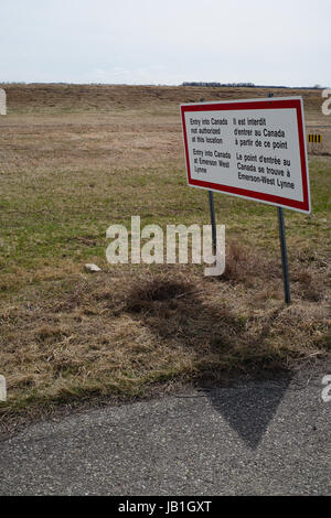 Arnaud de grave / le pictorium - Effetti del maggiore numero di ponticelli di confine alla frontiera USA/Canada nel Manitoba. - 18/04/2017 - Canada / manitoba - Emerson il confine. i punti principali per ponticelli di confine sono i vecchi post personalizzato e i binari del treno. La croce nel mezzo della notte. Foto Stock