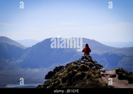 Scalatore su uno dei picchi di Stac Pollaidh, Inverpolly, Scozia. Foto Stock