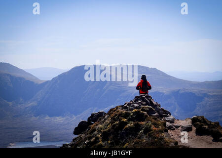 Scalatore su uno dei picchi di Stac Pollaidh, Inverpolly, Scozia. Foto Stock