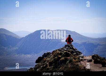 Scalatore su uno dei picchi di Stac Pollaidh, Inverpolly, Scozia. Foto Stock