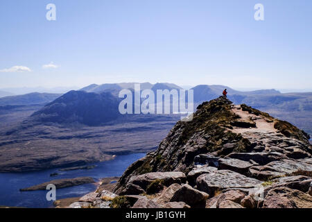 Scalatore su uno dei picchi di Stac Pollaidh, Inverpolly, Scozia. Foto Stock