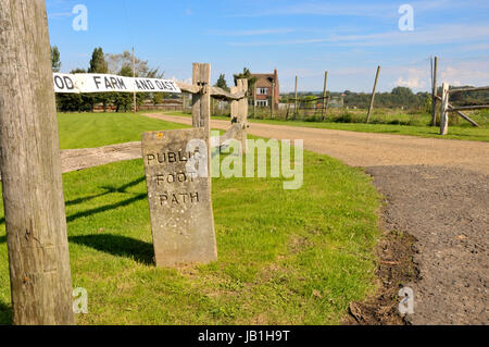 San Donato Monchelsea village, Maidstone, Kent, Regno Unito. Sentiero pubblico avviso all'entrata di un'azienda agricola Foto Stock