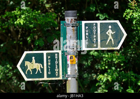 San Donato Monchelsea village, Maidstone Kent, sentiero pubblico e bridleway segnaletica Foto Stock