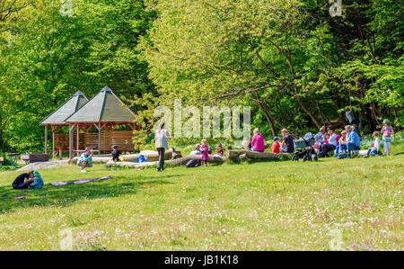 Stenshuvud national park, Svezia - 20 Maggio 2017: ambientale documentario. Bambini e genitori divertirsi e imparare circa la natura, guidato dalla femmina nat Foto Stock