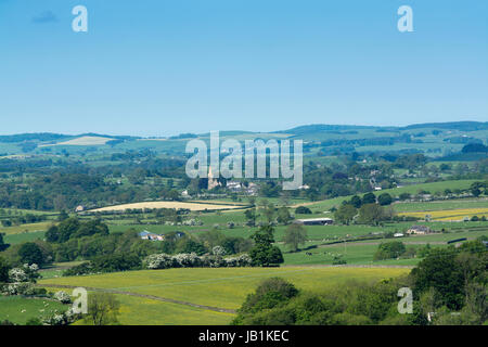 Campagna di laminazione nel lune Valley, Lancashire, in primavera, con Burton nel villaggio di Lonsdale visibile. Foto Stock