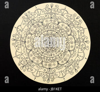 Disegnata a mano mandala di amore su sfondo scuro Foto Stock