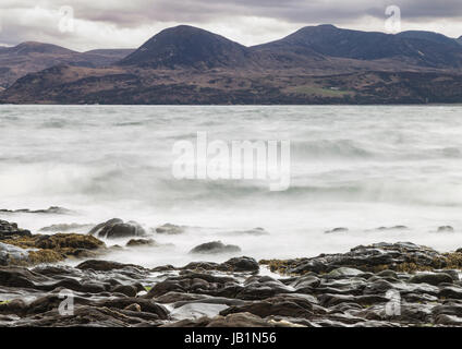 Arran visto dal litorale di Kintyre nella drammatica meteo Foto Stock