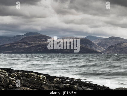 Arran visto dal litorale di Kintyre nella drammatica meteo Foto Stock