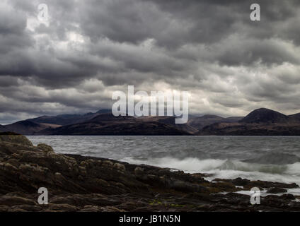 Arran visto dal litorale di Kintyre nella drammatica meteo Foto Stock