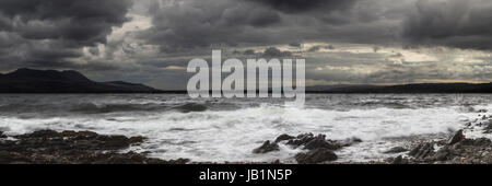 Fotografia panoramica di Isola di Arran dal litorale di Kintyre come il tempo sembra minacciare Foto Stock