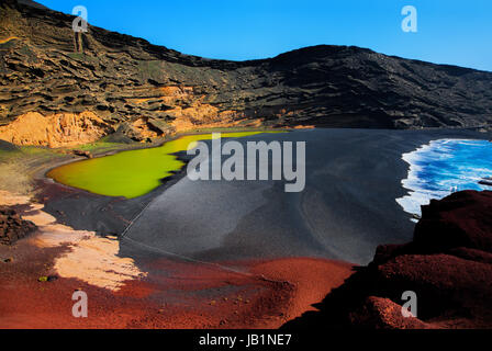 El Golfo, Lago de los Clicos, Charco verde, verde laguna, isola di Lanzarote, Isole Canarie. Foto Stock