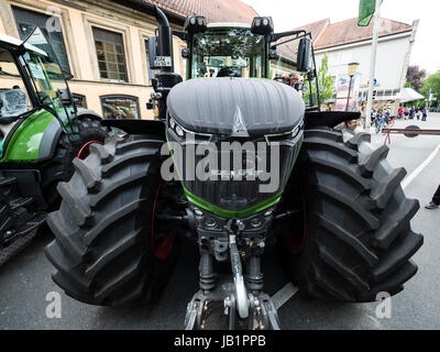 Festival 'Landpartie' , spettacoli e mostre sui prati di castello di Celle, Bomann Museum e Chiesa nel retro, Celle, Germania. Foto Stock