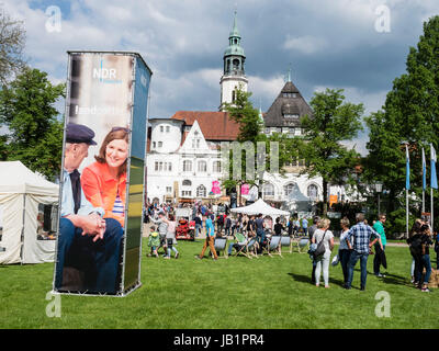 Festival 'Landpartie' , spettacoli e mostre sui prati di castello di Celle, Bomann Museum e Chiesa nel retro, Celle, Germania. Foto Stock