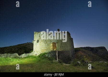 Vecchia pietra medievale torre di avvistamento in montagna in Francia, Europa Foto Stock