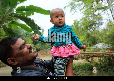 Rurale del Bangladesh padre felice avendo divertimento con la sua figlia. Foto Stock