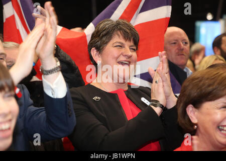 DUP leader Arlene Foster celebra la elezione di Gavin Robinson in East Belfast al Titanic exhibition centre di Belfast dove il conteggio si svolge nel 2017 elezione generale. Foto Stock