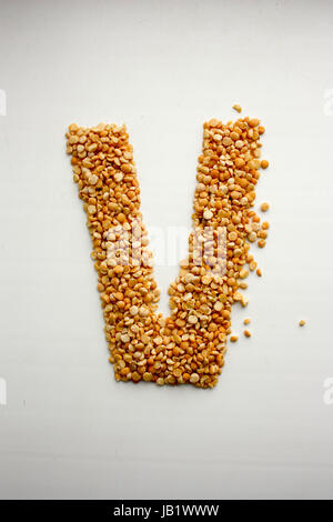 La lettera V. alfabeto inglese a partire da cereali. Orientamento verticale del foglio. Foto per il tuo design Foto Stock