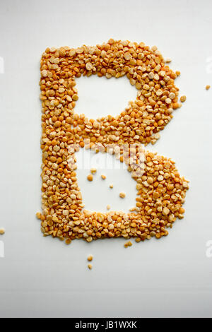 La lettera B. alfabeto inglese a partire da cereali. Orientamento verticale del foglio. Foto per il tuo design Foto Stock