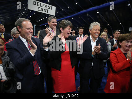 (Da sinistra) DUP vice leader Nigel Dodds, leader Arlene Foster e ex leader Peter Robinson allietare come Emma poco Pengelly è eletto a sud di Belfast circoscrizione al Titanic exhibition centre di Belfast dove il conteggio si svolge nel 2017 elezione generale. Foto Stock