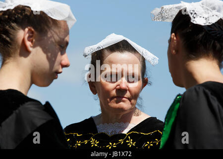 Le donne in bretone tradizionale abito da vannes, Bretagna Francia Foto Stock