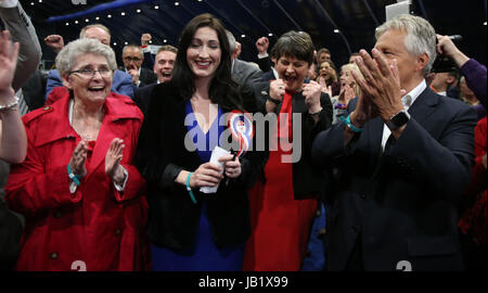 DUP leader Arlene Foster e ex leader Peter Robinson allietare come Emma poco Pengelly è eletto a sud di Belfast circoscrizione al Titanic exhibition centre di Belfast dove il conteggio si svolge nel 2017 elezione generale. Foto Stock