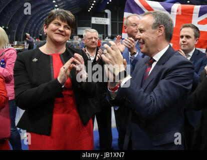 DUP leader Arlene Foster e vice leader Nigel Dodds allietare come Emma poco Pengelly è eletto a sud di Belfast circoscrizione al Titanic exhibition centre di Belfast dove il conteggio si svolge nel 2017 elezione generale. Foto Stock