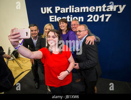 Jemma Dollan di Sinn Fein che prende un selfie con (da sinistra) Pearse Doherty TD, leader di Sinn Fein nell'Irlanda del Nord Michelle o'Neill, recentemente eletto deputato per Fermanagh & South Tyrone Michelle Gildernew, Sean Lynch, e recentemente eletto deputato per West Tyrone Barry McElduff presso il complesso sportivo di Omagh, Co Tyrone. Foto Stock