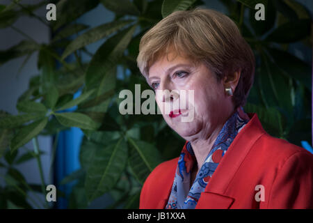 Il primo ministro Theresa Maggio guarda al magnete il centro per il tempo libero a Maidenhead, dopo che ha tenuto il suo sedile. Foto Stock