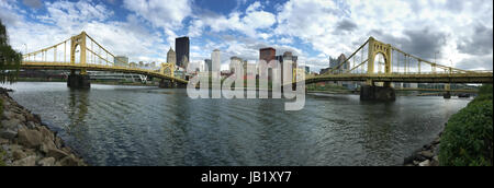 Il fiume Allegheny va dalla sorprendente città di Pittsburgh Foto Stock