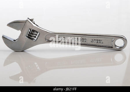 Chiave regolabile isolata su uno sfondo bianco Foto Stock