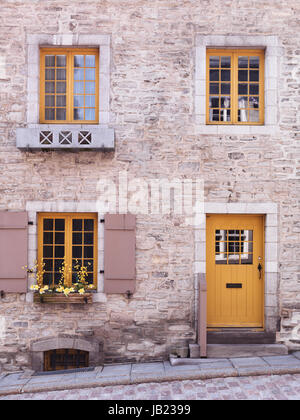 Porte e finestre di un edificio storico nella Vecchia Quebec City, dettagli architettonici. Quebec, Canada. Place Royale, Ville de QuÃ©bec. Foto Stock