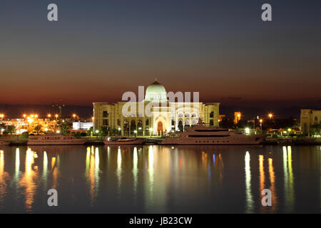 Palazzo del Governo di notte in Sharjah Emirati Arabi Uniti Foto Stock