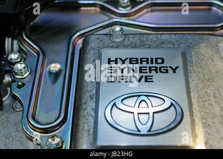 Cracovia in Polonia, 21 Maggio 2017: Toyota Hybrid Synergy Drive sign close-up durante il Motorshow di Cracovia. Toyota è una famosa multinazionale giapponese automobilistico Foto Stock